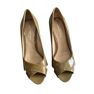 Via Spiga Olive Green Patent Leather Peep Toe Pumps Heels Size 7.5M Wood Heel